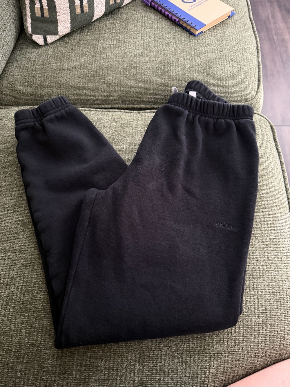 Aritzia Black Sweatfleece Joggers